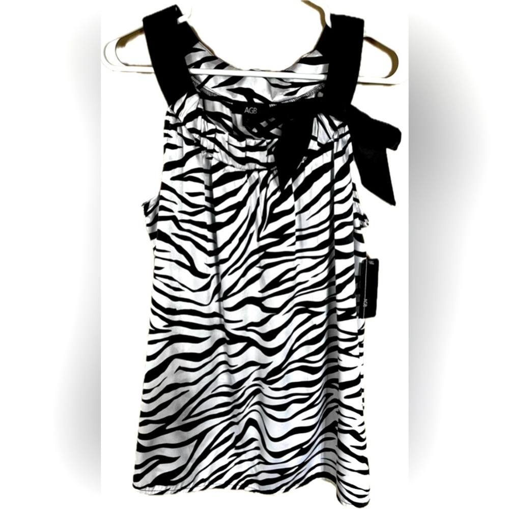 AGB Black and White Tie Front Blouse. New with tags. Women’s Size Large